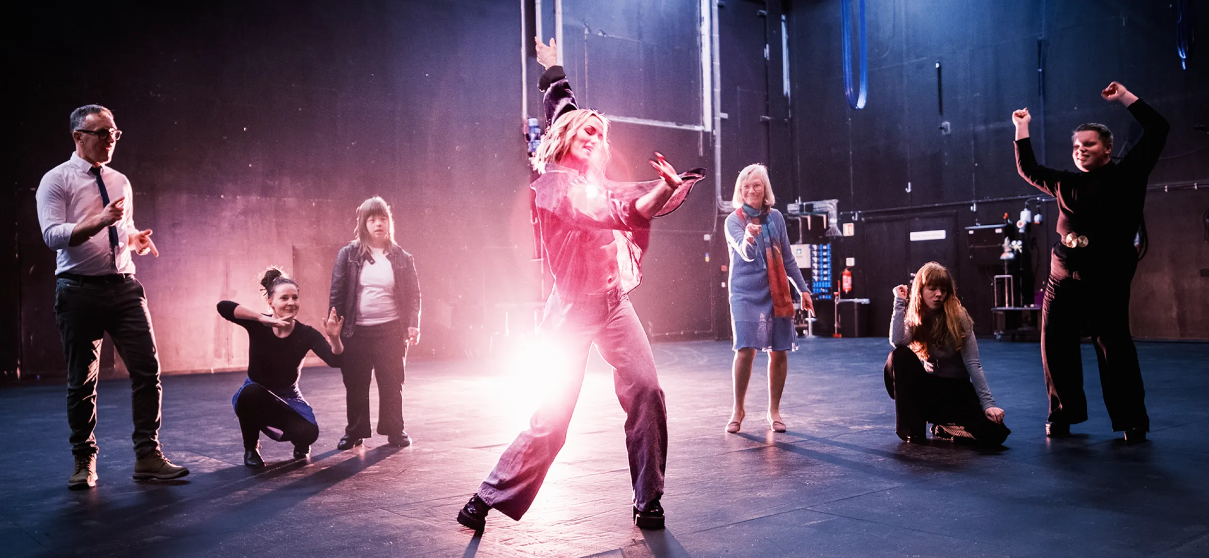 Bilder av dansere fra Harstad deltar i forestillinge Ball 28. juni - Foto©Øivind Arvola